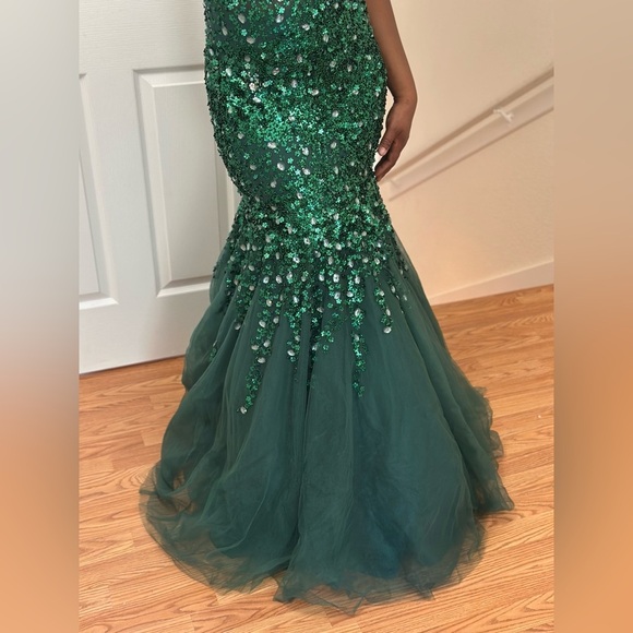 Elegant Green Evening Gown Size M - Picture 10 of 13